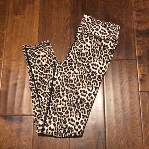 Zyia leopard print scrunch leggings in size 6-8!